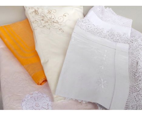 A large box of mixed vintage linens to include tableware - damask and lace trimmed, sheets and decorative mats. Good clean lo