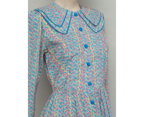 A 1970's 'Anna Belinda' of Oxford lawn cotton lined dress. Beautifully tailored with blue piping to collar, cuffs and hem - f