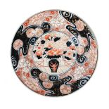 A LARGE JAPANESE IMARI CHARGER, LATE 17TH OR EARLY 18TH CENTURY