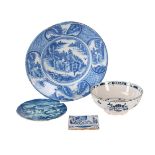 A GROUP OF FOUR TIN-GLAZED EARTHENWARE BLUE AND WHITE ITEMS, VARIOUS DATES 18TH CENTURY