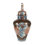 A LARGE JAPANESE IMARI PORCELAIN VASE AND COVER, EDO PERIOD