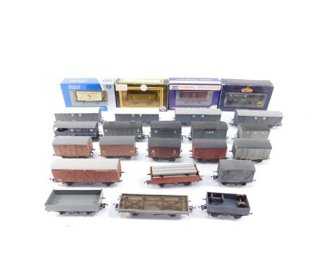 Dapol Bachmann and other 00 gauge goods wagons, covered and uncovered, few boxed. (qty)