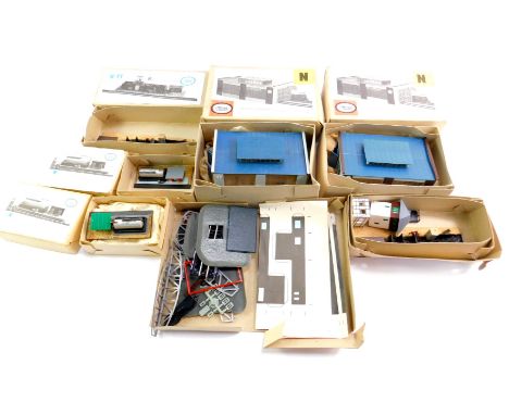 Various TeMos N gauge railway accessories, N/T coal station, boxed, other accessories, 513/00567 engine shed, 513/565 diesel 