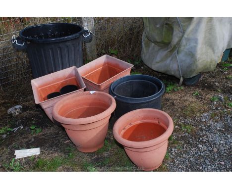 Quantity of plastic garden planters and dustbin (no lid)