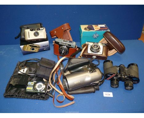 A quantity of cameras to include: a boxed "Vivitar" A450 camera, a "Sony" cyber-shot compact camera, a "Cosmic" 35 in case an