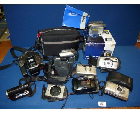 A quantity of 35mm film cameras and cine cameras to include: Olympus AZ-4 zoom, Samsung VP-DC161 Pal Digi Cam, Canon IXUS, Pe