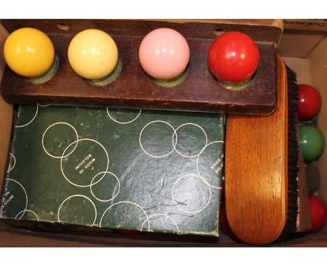 LOT OF VINTAGE SNOOKER BALLS 
including accesories