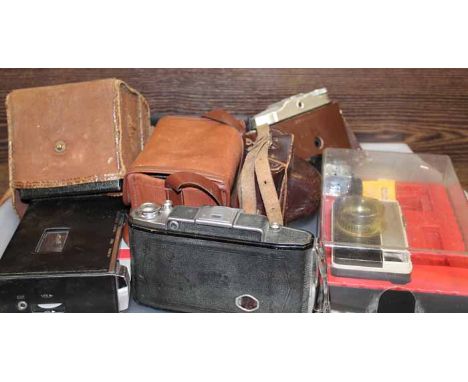 LOT OF VINTAGE CAMERAS 
( 1 tray )