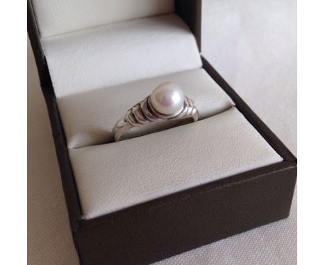 925 silver ring with central pearl, size O.