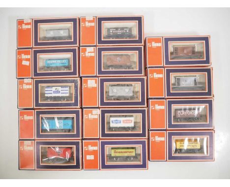 A group of LIMA OO gauge wagons of various types - VG in G/VG boxes (14)