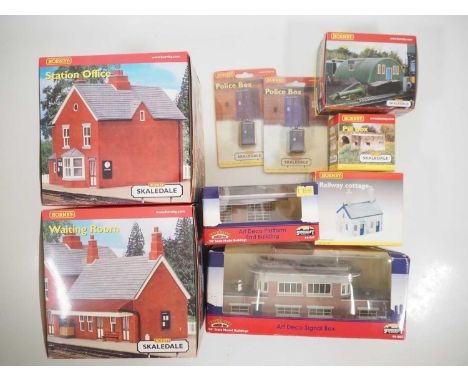 A quantity of mostly resin buildings from the HORNBY Skaledale and BACHMANN Scenecraft ranges - VG/E in G/VG boxes (9)