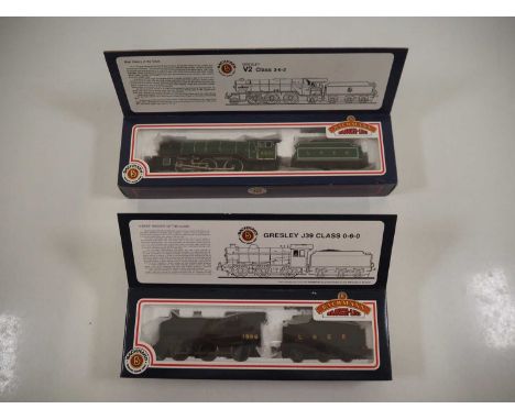 A pair of BACHMANN OO gauge LNER steam locomotives comprising 31-555 class V2 in green and 31-853 class J39 in black - VG in 