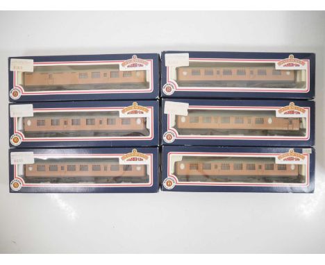 A group of BACHMANN OO gauge Thompson passenger coaches in LNER brown livery - VG in G/VG boxes (6)