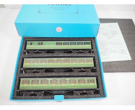 An ACE TRAINS O gauge C1 coach set comprising 3 coaches in Southern Railway green livery - VG/E in VG box