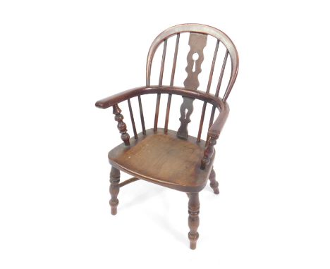 A 19thC child's oak and elm Windsor chair, with a keyhole splat and spindle back, solid saddle seat, raised on baluster and r