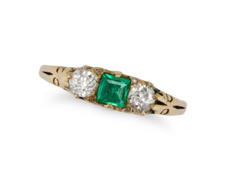 AN ANTIQUE EMERALD AND DIAMOND RING in yellow gold, set with an octagonal step cut emerald between two old cut diamonds, no a