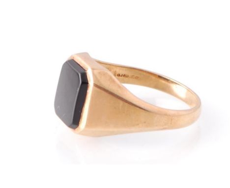 A 9ct gold import marked Gents signet ring inset with black onyx cartouche panel of Laboradite. Sponsors marks GJ. Total weig