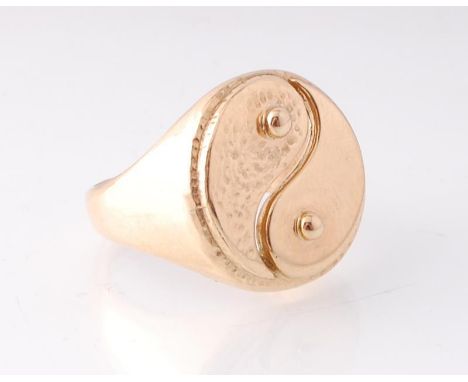 A 9ct gold hallmarked Yin - Yang gents signet ring. London hallmarked stamped 375. Total weight 14.50g / Size U.&nbsp;