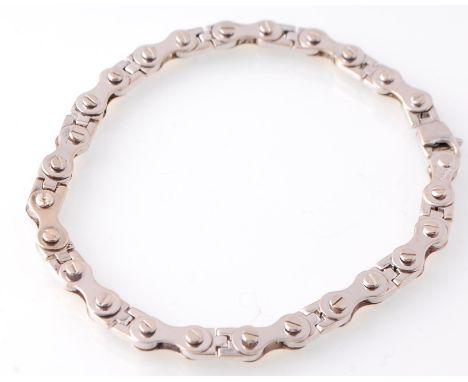A 9ct white gold bicycle link chain bracelet united by lobster clasp. Total weight 13.80g / 20cms length