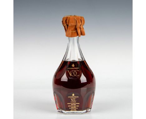 This exquisite 750ml bottle of Courvoisier VOC Cognac, is sealed and housed in a distinguished Baccarat decanter. 40% ABV. Di