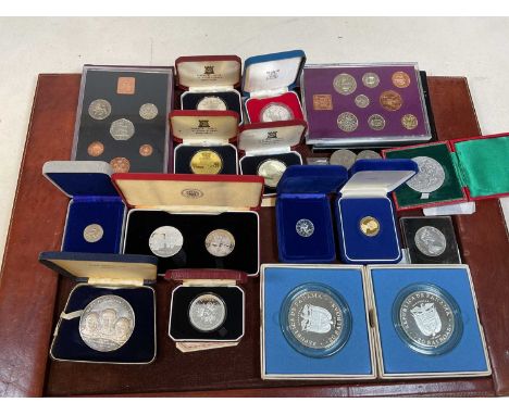 A good and interesting collection of coins, including a 1975 $100 gold coin of Bermuda, a Man's First Moon Landing silver com