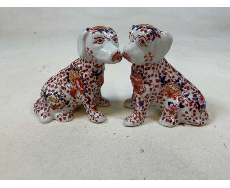 A pair of contemporary Imari style ceramic dog figuresDimensions: H: 13.5cm