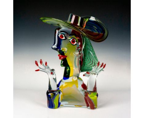 A large glass abstract Omaggio a Picasso sculpture designed by Italian artist, Walter Furlan (1931). A woman in a wide brim h