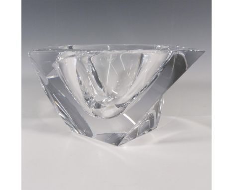 A clear, smooth, square-formed bowl with a twist. Orrefors stickered and etched markings. Artist: Jan JohanssonIssued: c. 200