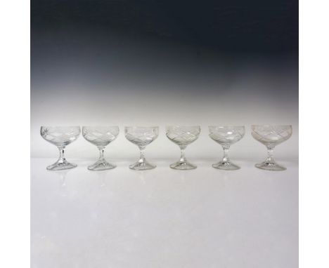 A set of 6 glasses featuring a diamond-cut pattern seamlessly joined with a leaf-like design, accentuated by a distinctive he