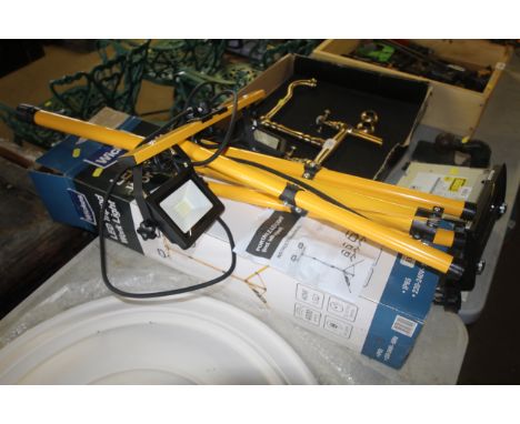 A Wickes LED tripod work light as new with instruction guide and original box