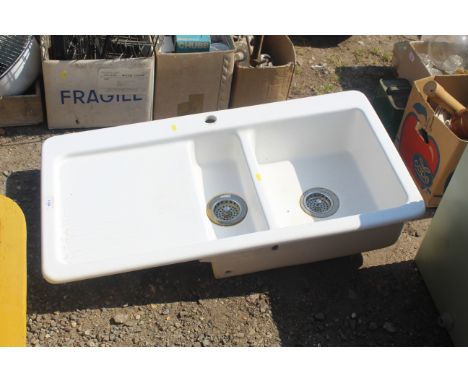 A 1.5 ceramic basin unit for single mixer tap