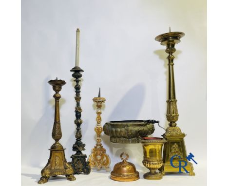 Lot of religious objects in wood and copper. 18th - 19th century. 4 candlesticks, a copper jardiniere, a church bell and othe