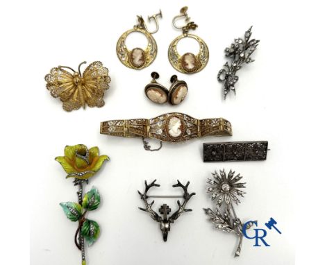 Jewellery: Lot of fantasy jewellery in silver (800°/00) and (925°/00) consisting of an ensemble in filigree with cameos and 5