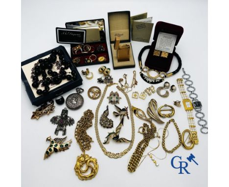 Jewellery/Watches: Large lot of fantasy jewellery, a pocket watch, a Dupont lighter and a pair of cufflinks in vermeil Frankl