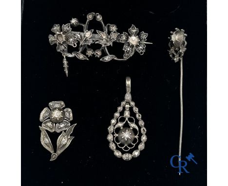 Jewellery: Lot of old jewellery in silver and diamonds consisting of a brooch, a tie clip and 2 pendants. Brooch: 4.5 x 2.2 c