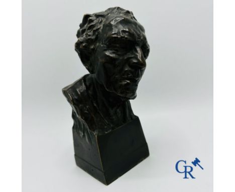 Gustave Van den Meersche: (1891-1970) bronze bust. Signed and dated. 19,5 x 8,5 cm.