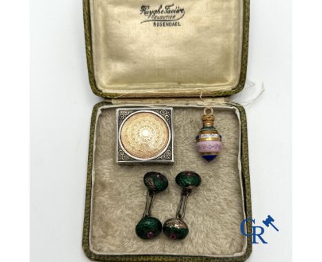 Jewellery: Russian work: Lot consisting of an egg-shaped pendant in gold and enamel (Russian hallmarks, Fabergé?), a pill box