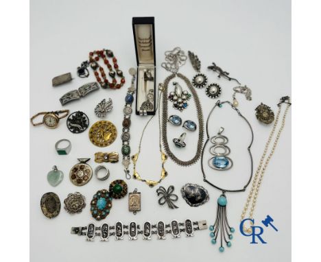 Jewellery-timepieces: Beautiful lot of fantasy jewellery including several in silver and a ladies' timepiece. Total weight: 4