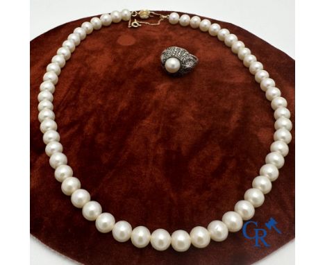Jewellery: Lot consisting of a pearl necklace with gold clasp 18K (750°/00) and a ring in silver (935°/00) set with a pearl. 