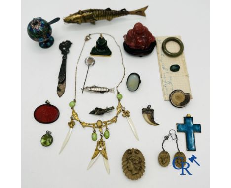 Jewellery-Display case objects: Beautiful lot consisting of display case objects, some in silver and stone and fantasy jewell