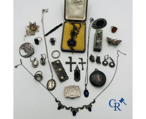Jewellery: Beautiful lot of old silver jewellery and objects, most of them from the Art Deco period. Total weight: 187 gr.