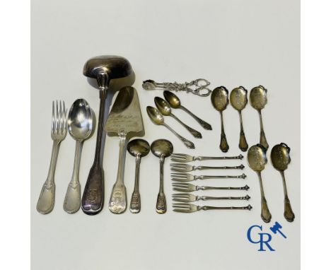 Silver: A nice lot of silver cutlery, a cake scoop and others. Several hall marks, including Delheid for the Saint Sebastian 