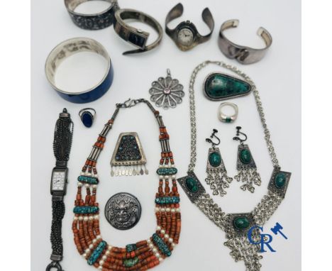 Jewellery-timepieces: Beautiful lot of jewellery and timepieces in silver. Some are set with malachite, lapis lazuli and cora