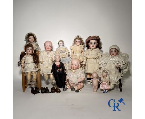 Toys: antique dolls: Beautiful lot of various porcelain dolls and display case objects in silver. 
