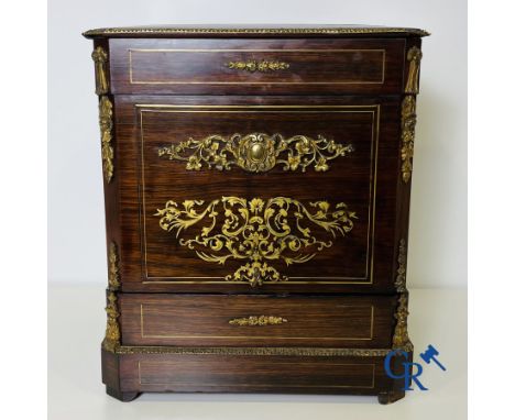An imposing rosewood liqueur case with bronze fittings and inlays in Boulle style. 19th century. 45 x 39 x 35 cm.(glassware m