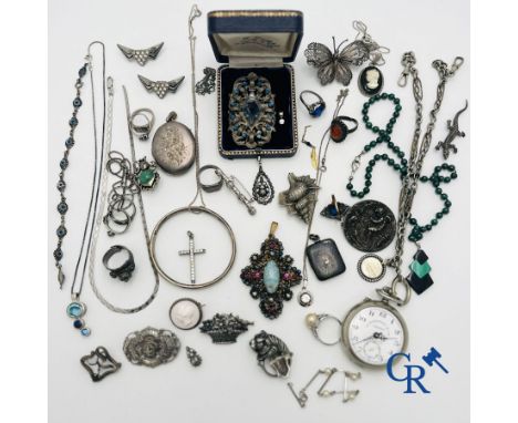 Jewellery-timepieces: Beautiful lot of fantasy jewellery and a pocket watch, some in silver.  Total weight: 410 gr.