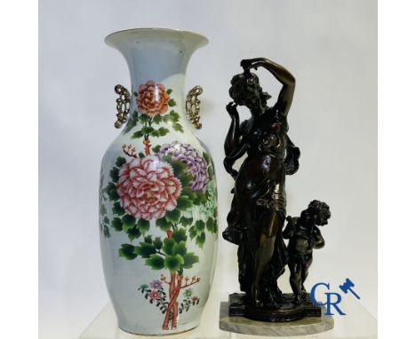 A lot of a Chinese vase, 2 statues and a fireplace set in spelter. Chinese vase: 58 cm.Largest statue: 53 cm.