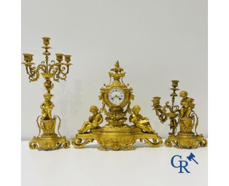 3-piece gilded bronze chimney set in LVI style with putti. Jules Petit à Paris. Napoleon III period. 1 candlestick to be rest
