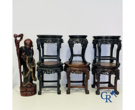 Asian Art: A lot of 6 Chinese wooden pedestals and a large wood-carved Chinese sage. Largest pedestal: Height: 46 cm.Diam.: 4