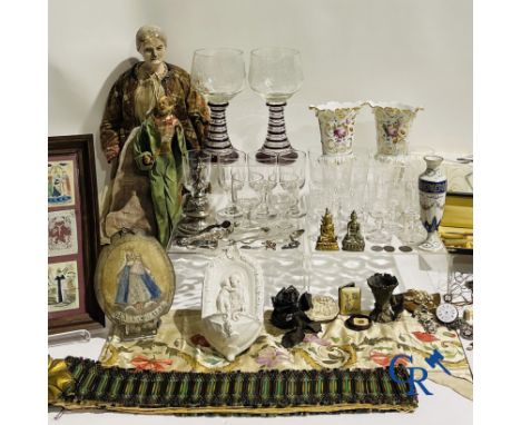 Nice lot with various antiques. Antique silver, glassware, Neapolitan doll, religious objects, jewellery, porcelain, faience 